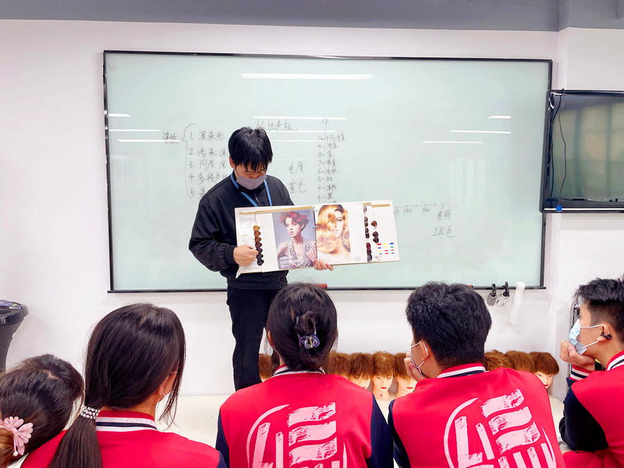 認(rèn)識染發(fā)系統(tǒng)和色板，南寧學(xué)染發(fā)基礎(chǔ)