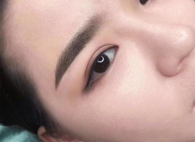 絲霧眉的特點(diǎn)，廣西眉眼唇技術(shù)學(xué)校教學(xué)