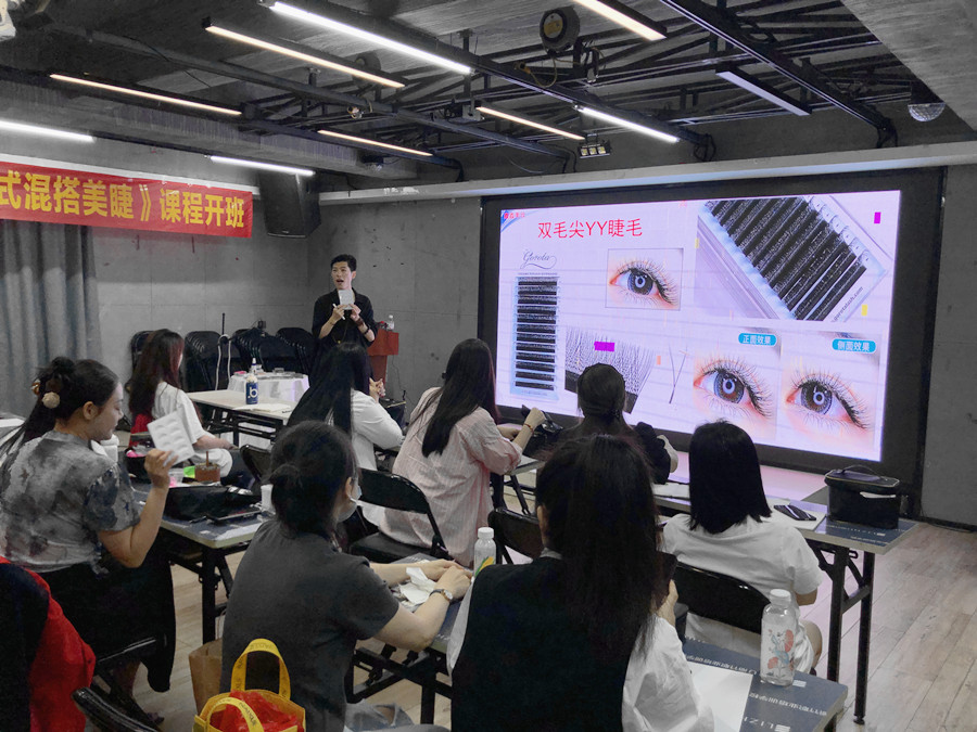南寧美甲美睫培訓(xùn)學(xué)?！痘ㄊ交齑蠲澜蕖氛n程開班