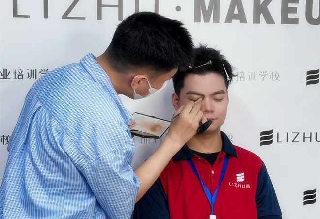 南寧美妝課堂實訓：男士化妝教程