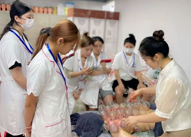 拔罐的操作流程，南寧美容美體課堂手法示范