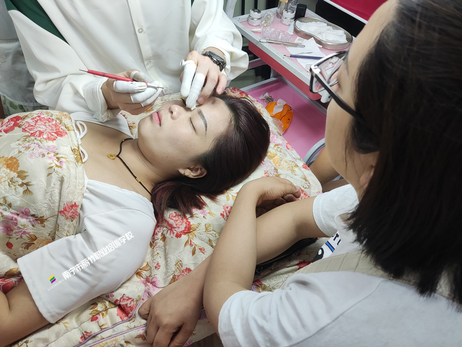 廣西紋繡技巧：紋繡師如何控制色乳的分量？