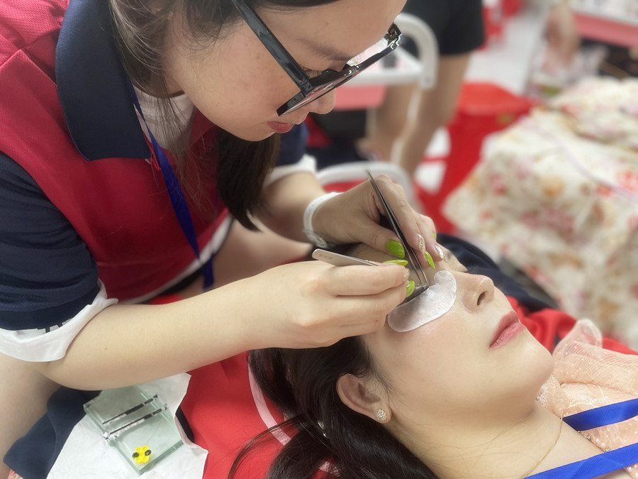 美睫后眼睛癢？廣西美甲美睫學(xué)校幫你解決