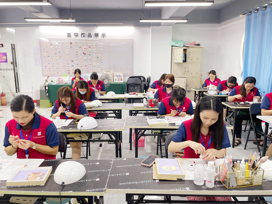 跳色美甲的特點(diǎn)，南寧美甲培訓(xùn)品牌詳解