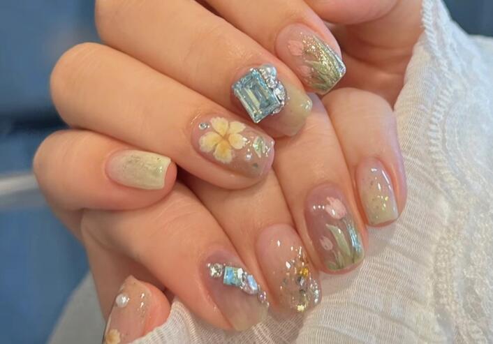夏日彩繪花朵美甲，南寧美甲造型去哪學(xué)？
