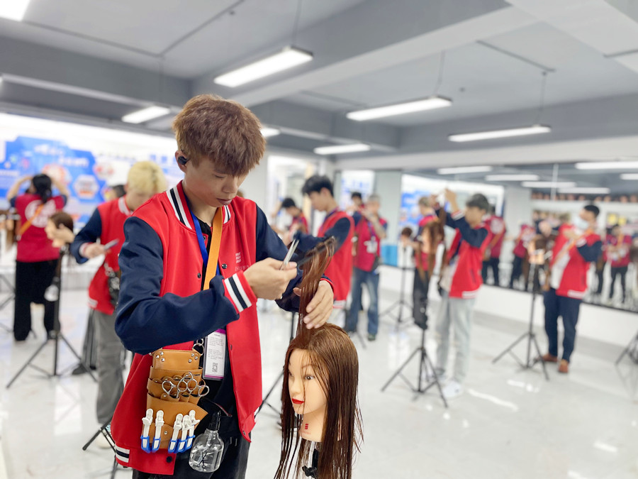 影響剪發(fā)的因素，廣西剪發(fā)結(jié)技術(shù)學校課程講解