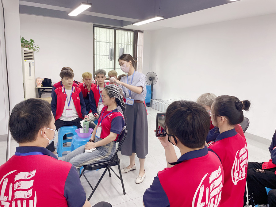 中式洗頭流程，南寧學(xué)洗頭的學(xué)校實(shí)訓(xùn)課堂