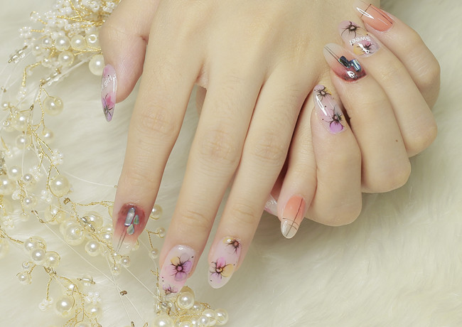 韓式花朵美甲，南寧美甲學(xué)習(xí)中心推薦