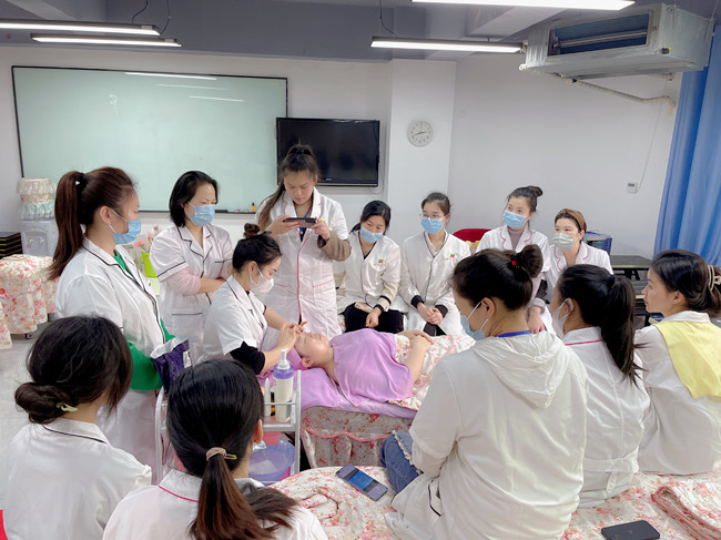 問題皮膚夏日護(hù)膚指南，南寧美容養(yǎng)顏學(xué)校分享