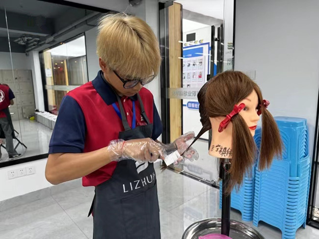 如何進(jìn)行染發(fā)？南寧燙染實(shí)訓(xùn)課堂