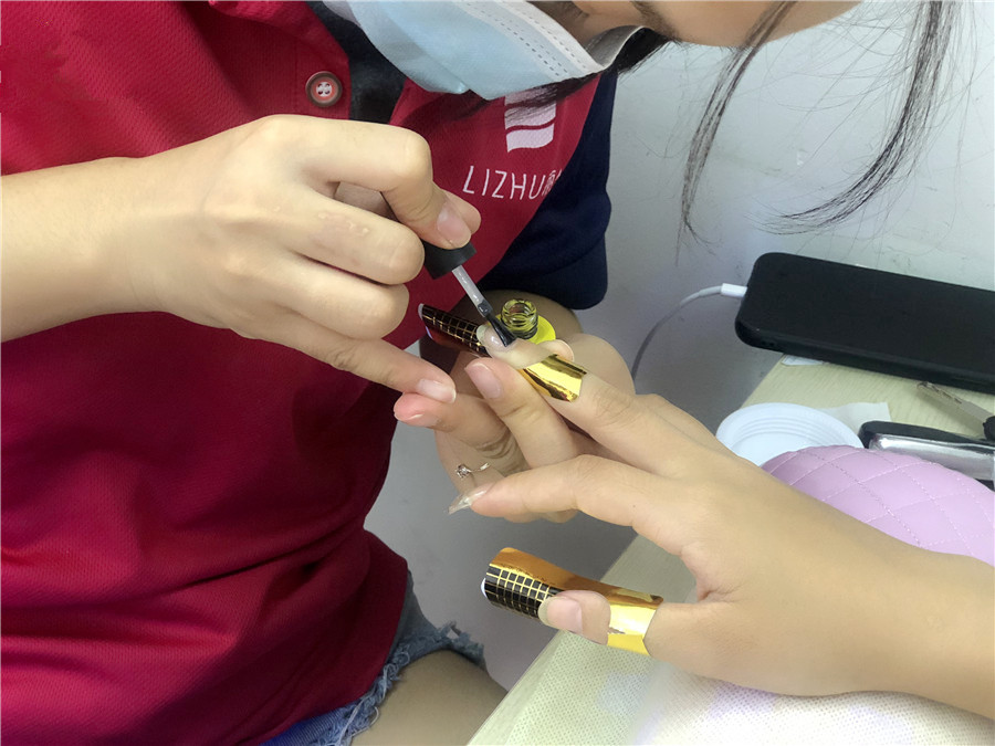 貼甲片和延長甲的區(qū)別，南寧美甲師培訓課程