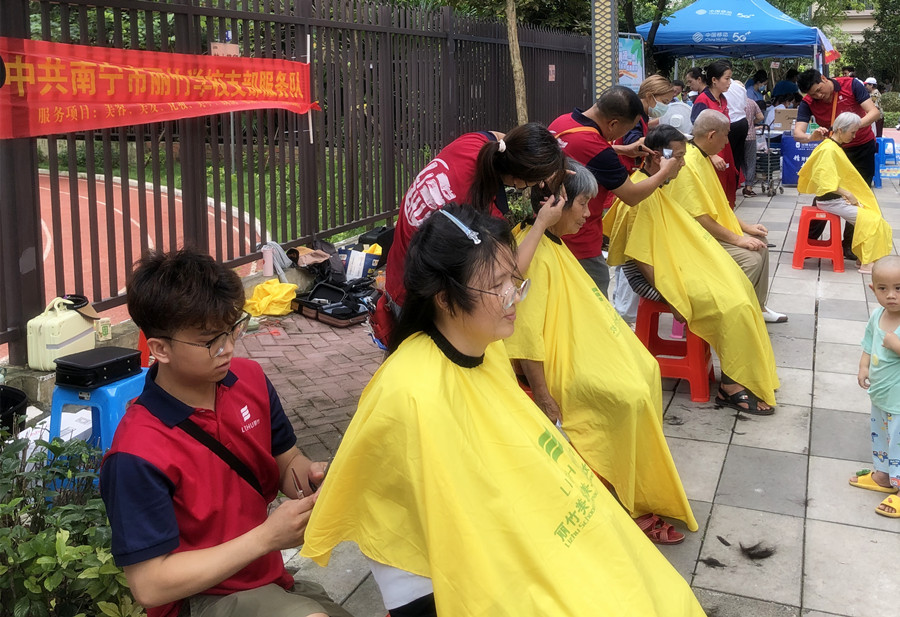 南寧培訓(xùn)美發(fā)社會(huì)實(shí)踐，為公園溪府小區(qū)居民免費(fèi)理發(fā)