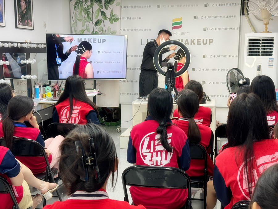 剪紙國(guó)風(fēng)造型課堂，廣西專業(yè)彩妝學(xué)校