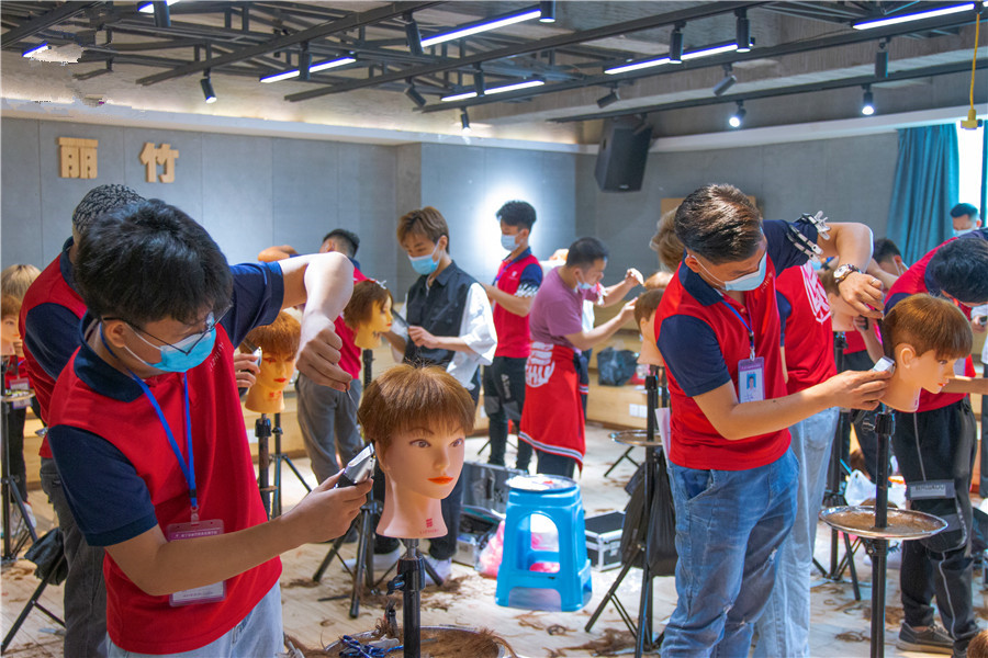 廣西哪里可以學(xué)美發(fā)快剪？麗竹學(xué)校歡迎你