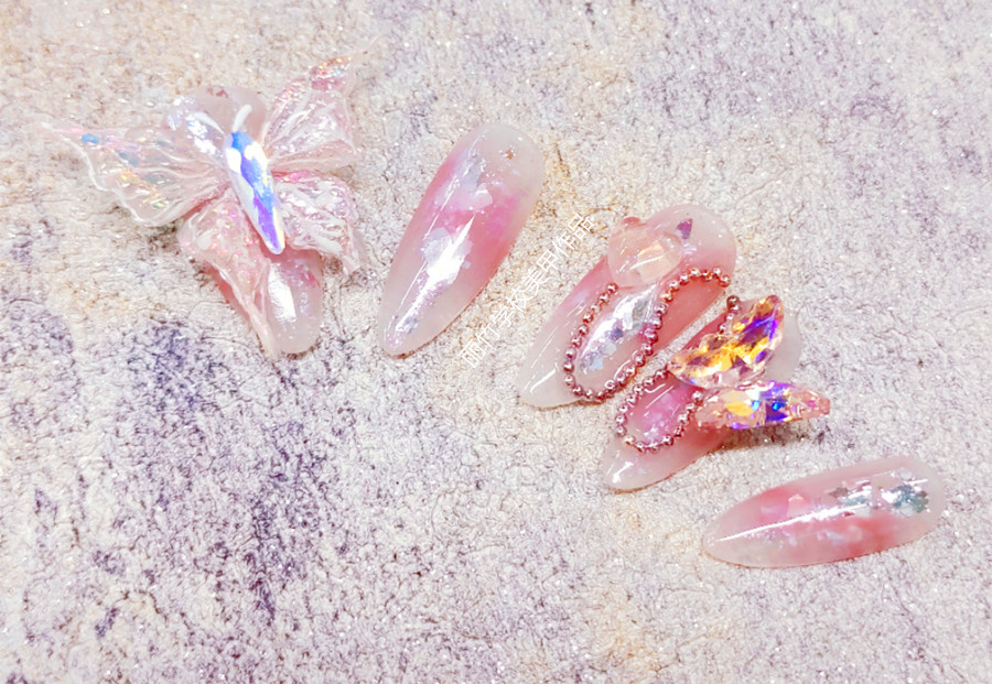 蝴蝶飾品美甲，廣西美甲技術(shù)職業(yè)作品分享