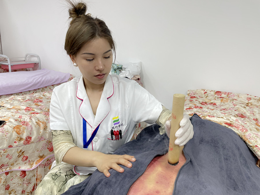 艾條熏背的好處，廣西中醫(yī)美容職校課程分享