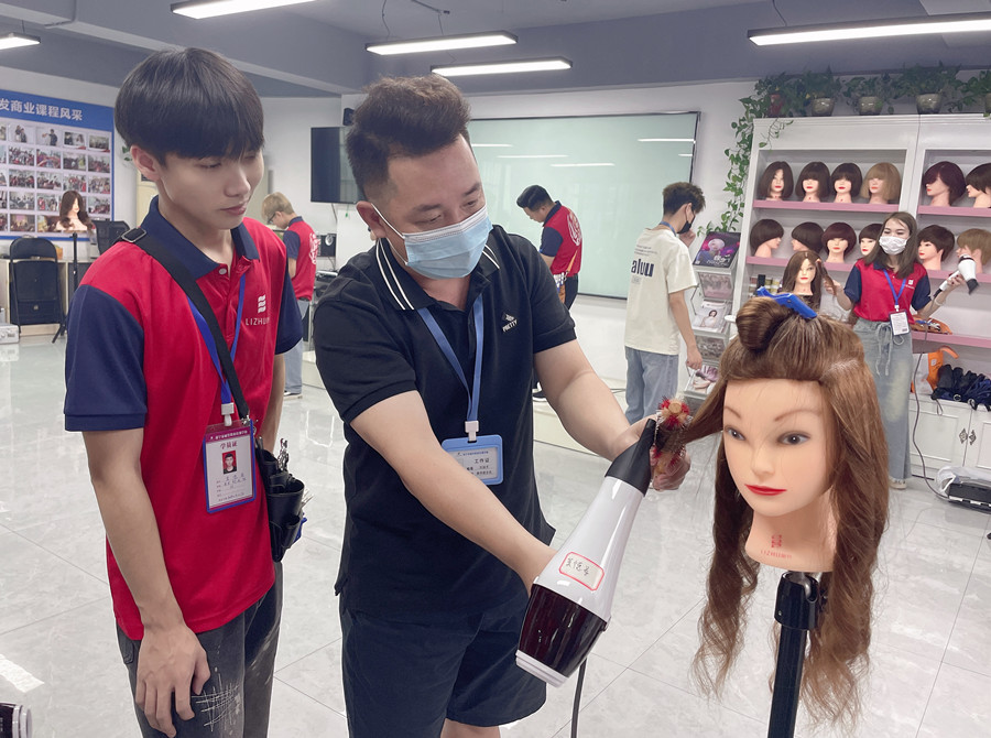 怎么樣才能做好吹風造型？南寧美發(fā)吹風培訓