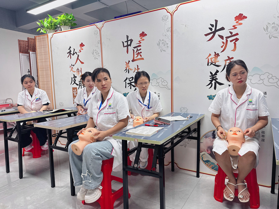 假頭模面部美容教學，南寧美容培訓被認可