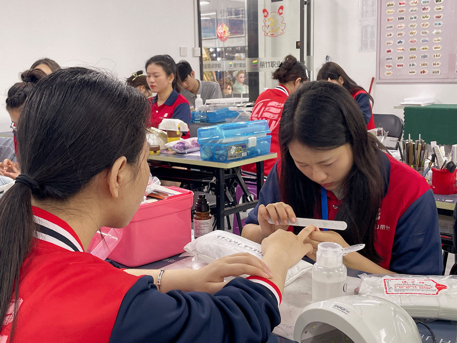 如何成為高價(jià)美甲師？廣西學(xué)美甲哪里時(shí)尚？