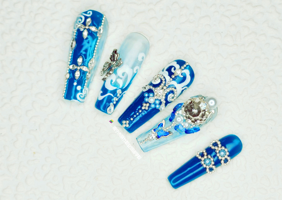 克萊因藍(lán)貼鉆美甲，南寧美甲造型專(zhuān)業(yè)學(xué)校實(shí)訓(xùn)作品