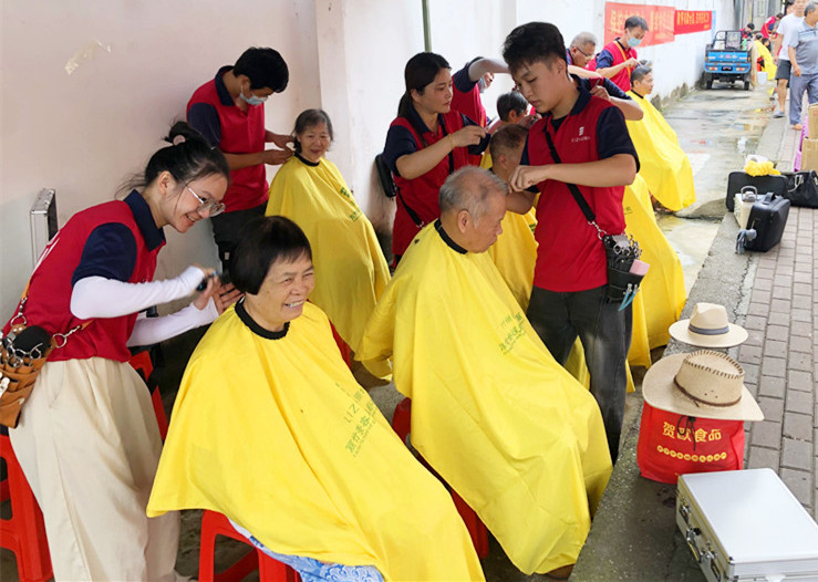 南寧理發(fā)美發(fā)學(xué)校為民免費(fèi)理發(fā)，個(gè)個(gè)都是“活雷鋒”