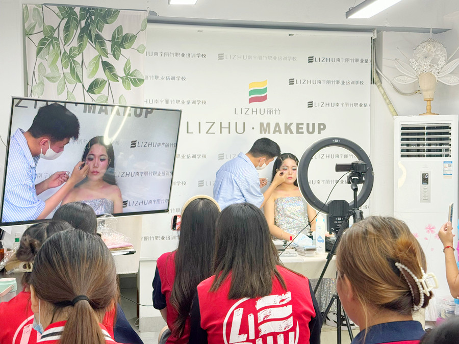 學(xué)人魚(yú)公主造型手法示范，了解南寧化妝學(xué)校怎么招生？