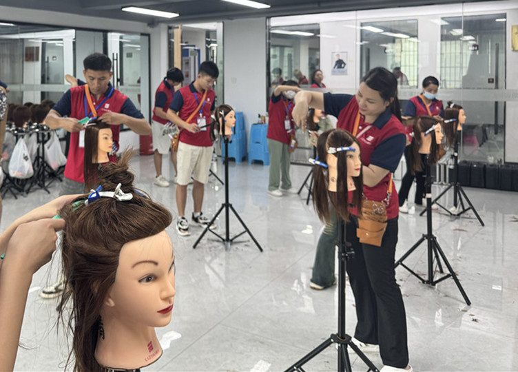 什么是挑剪？廣西美發(fā)剪發(fā)理發(fā)學(xué)校課堂講解