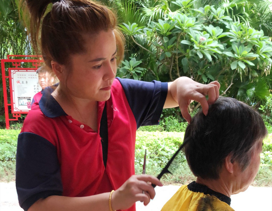 抓剪的操作手法，南寧美發(fā)理發(fā)學(xué)校為你介紹