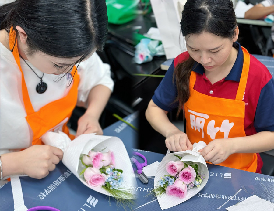 南寧花藝學(xué)校開(kāi)班首日，學(xué)員收獲滿(mǎn)滿(mǎn)