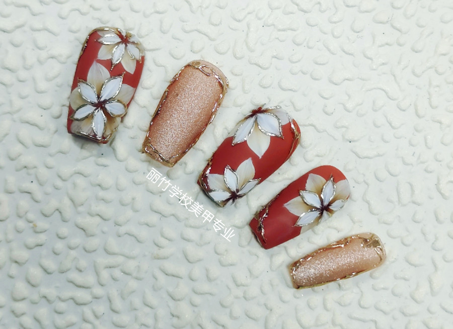 復(fù)古花卉美甲，實(shí)力展示廣西美甲學(xué)校哪家強(qiáng)？