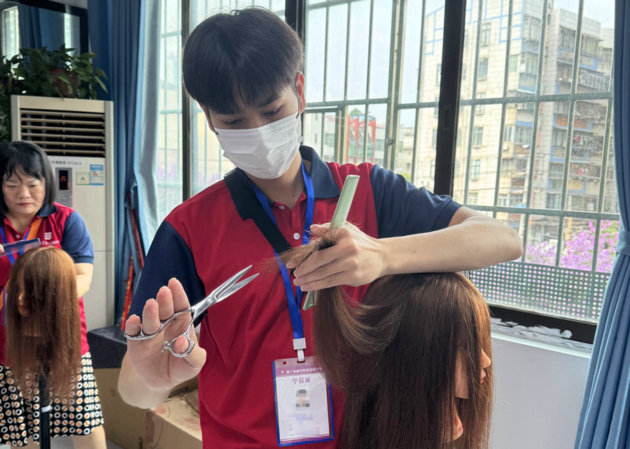 美發(fā)剪發(fā)理論知識(shí)：夾剪的剪發(fā)技巧