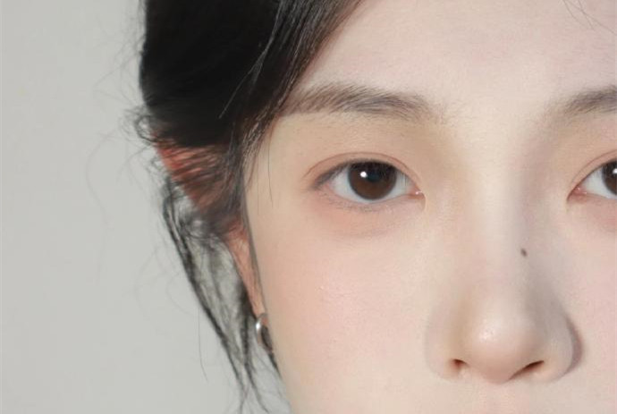 素顏女高妝容教程，南寧化妝培訓(xùn)名校手把手教學(xué)