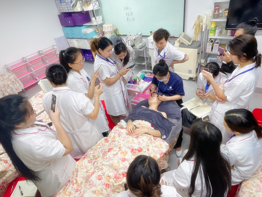 南寧美容專業(yè)教學(xué)：如何進(jìn)行眼部護(hù)理？