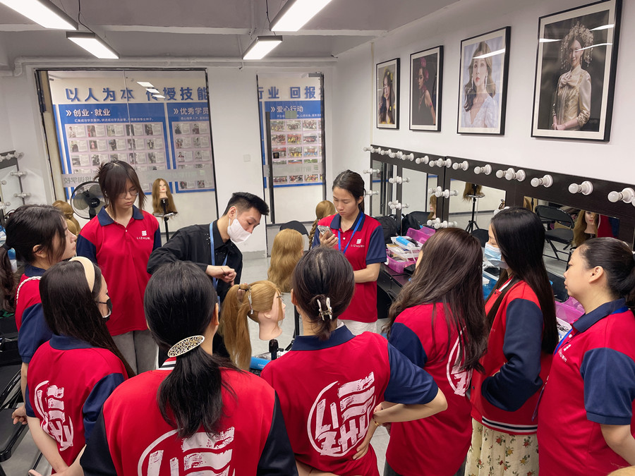 赫本頭發(fā)型手法技巧，南寧化妝發(fā)型學(xué)校分享