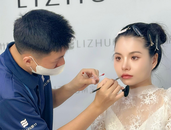 時尚簡約新娘造型，南寧新娘化妝造型學校作品