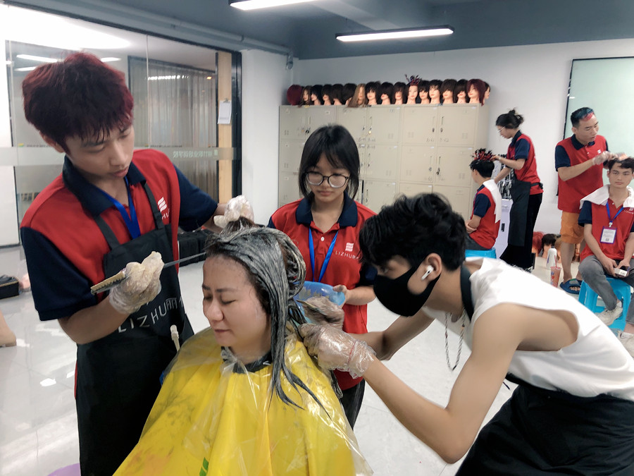 如何向顧客推薦合適的發(fā)色？南寧燙染造型學校分享