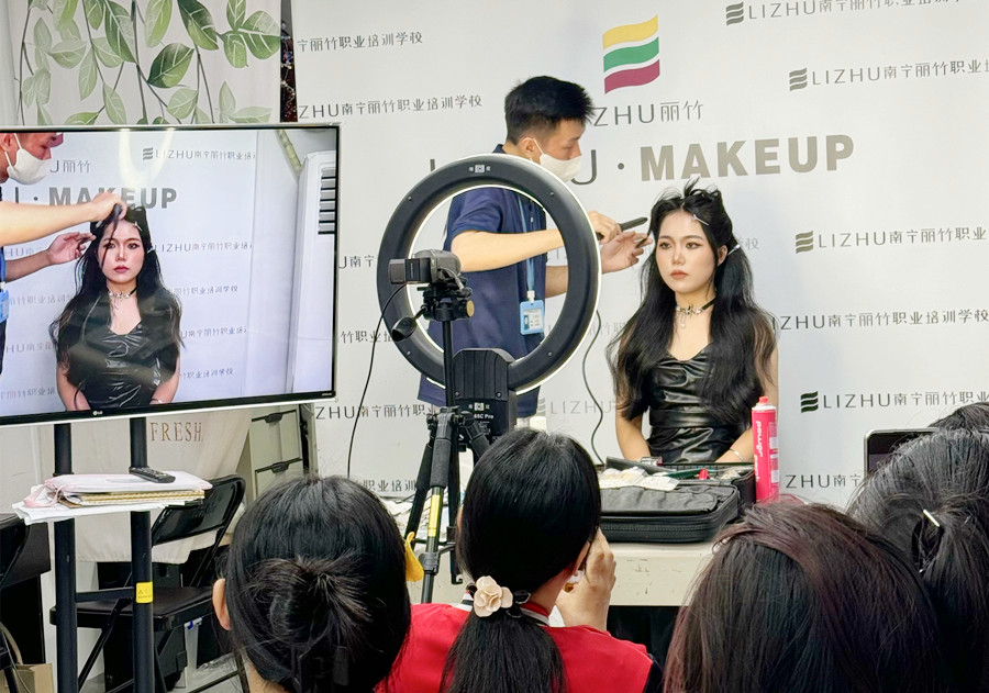 貓系造型課堂手法演示，廣西化妝高彩培訓(xùn)班課堂