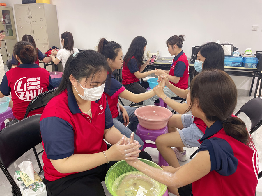 你的指甲為什么有豎線和白點(diǎn)？南寧學(xué)美甲基礎(chǔ)