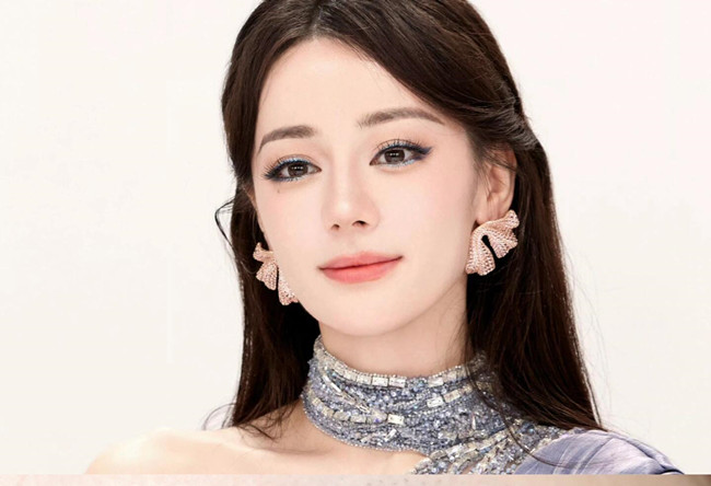 迪麗熱巴仿妝教程，和南寧彩妝高彩培訓班一起學