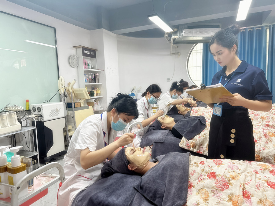 廣西美容護(hù)膚管理培訓(xùn)班面部敷軟膜考核現(xiàn)場(chǎng)