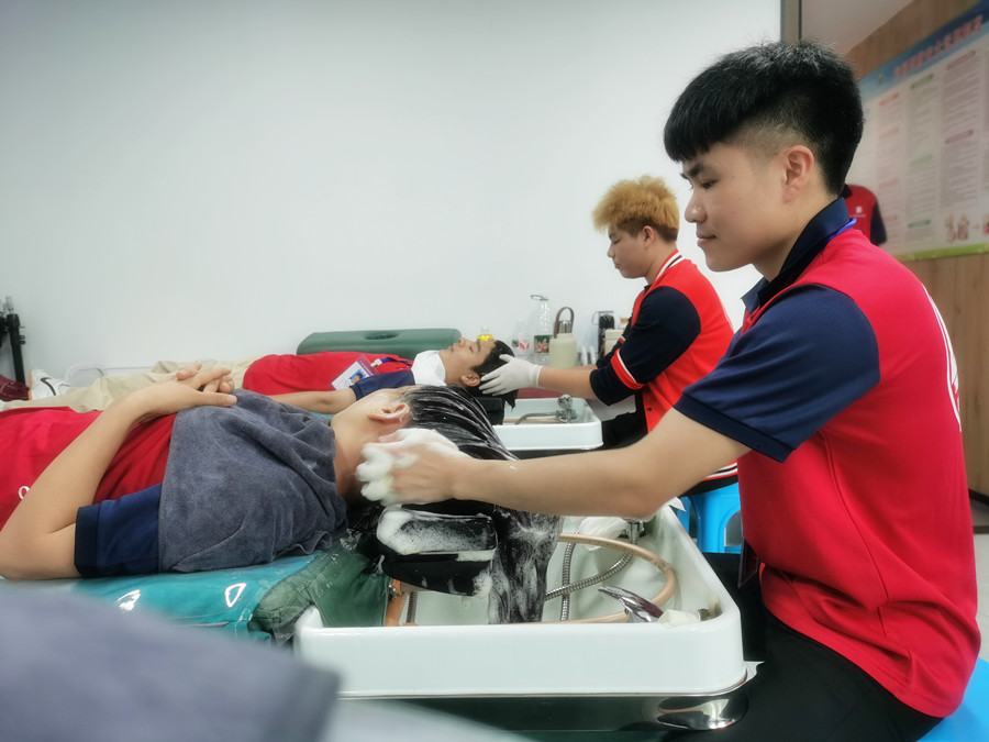 如何通過洗頭將頭發(fā)養(yǎng)好?廣西美發(fā)洗護(hù)學(xué)校分享