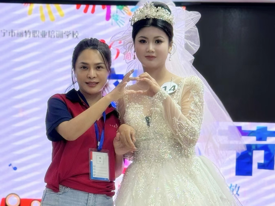 廣西新娘跟妝訓(xùn)：時(shí)尚白紗新娘