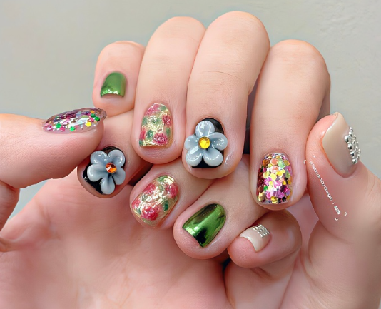 氛圍感美甲，廣西美甲藝術(shù)學(xué)校收集整理