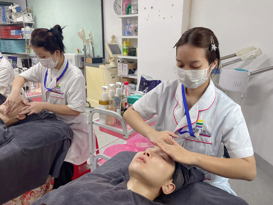 護(hù)膚三部曲有哪些項(xiàng)目？廣西學(xué)美容哪里便宜