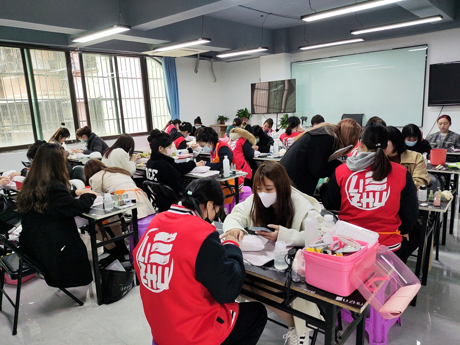 南寧美甲護理培訓(xùn)：為什么你的指甲又脆又??？