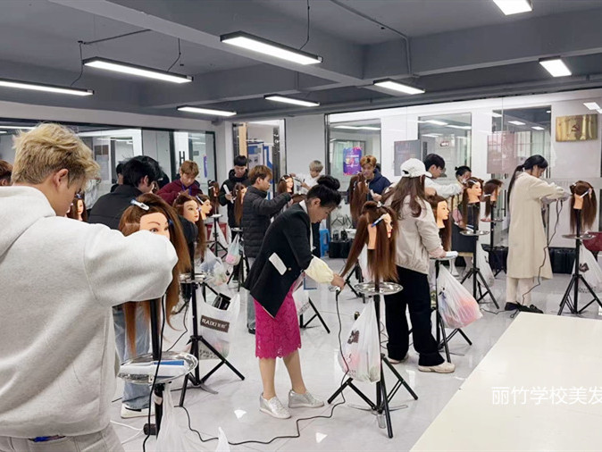 如何拉直發(fā)？南寧燙染培訓(xùn)零基礎(chǔ)