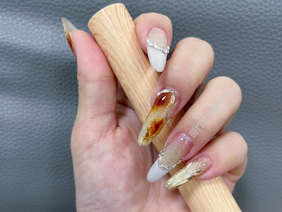 貓眼暈染美甲，廣西美甲課堂學(xué)員作品