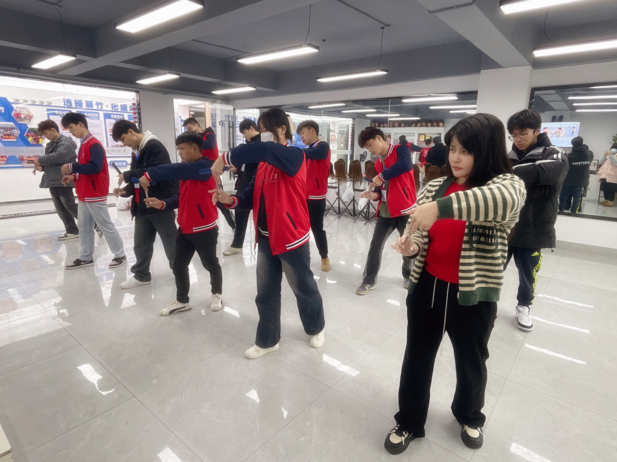 美發(fā)新手如何使用梳子？南寧美發(fā)基礎(chǔ)教學(xué)