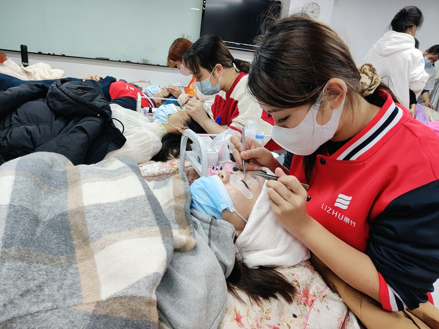 南寧美甲美睫培訓(xùn)：開綜合店為什么要學(xué)美睫？