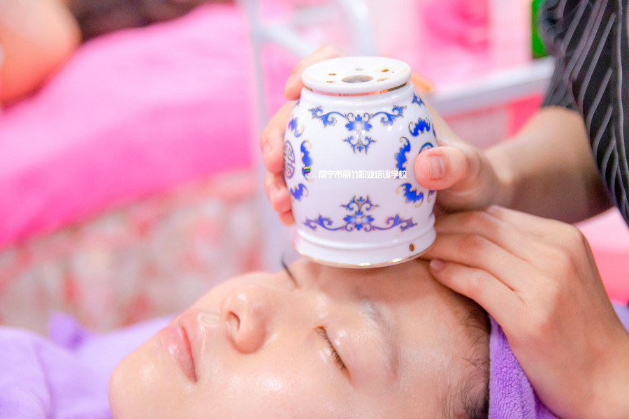 艾灸罐艾灸額頭的好處，廣西艾灸學(xué)校課程講解